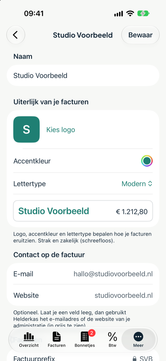 Een handelsnaam met logo, accentkleur en lettertype
